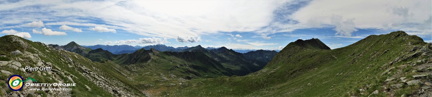 73 Vista panoramica sulla lunga discesa in cresta da  Cima di Lemma (2348 m) verso il Passo di Lemma (2137 m).jpg